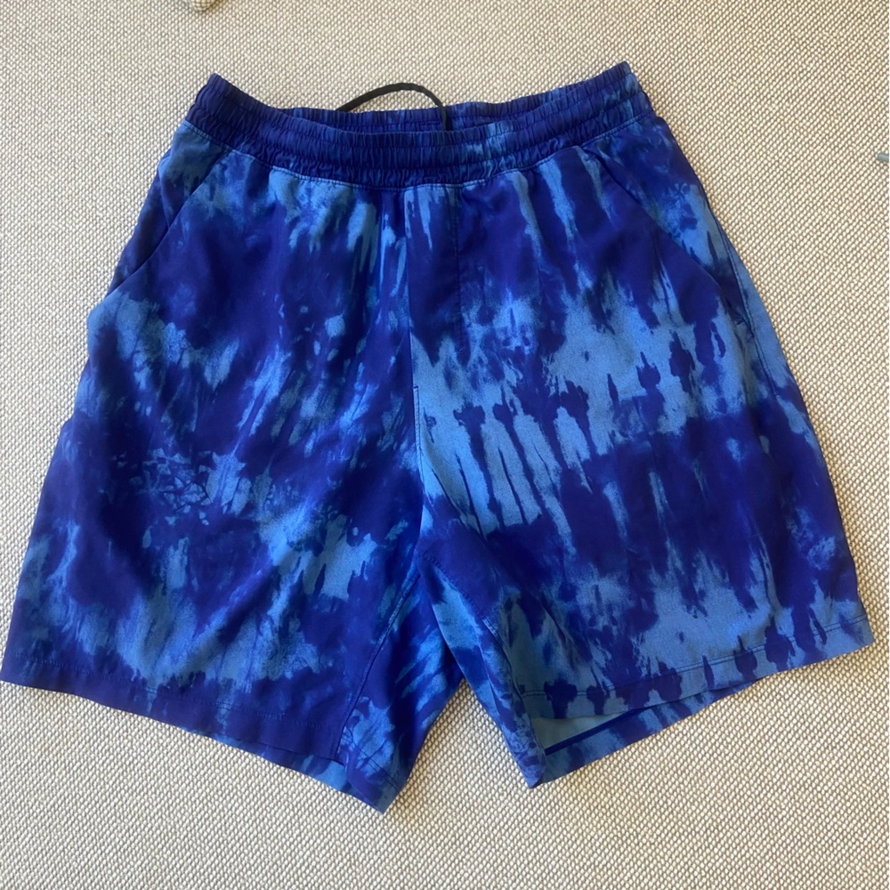 Men’s blue tye dye lulu lemon shorts!